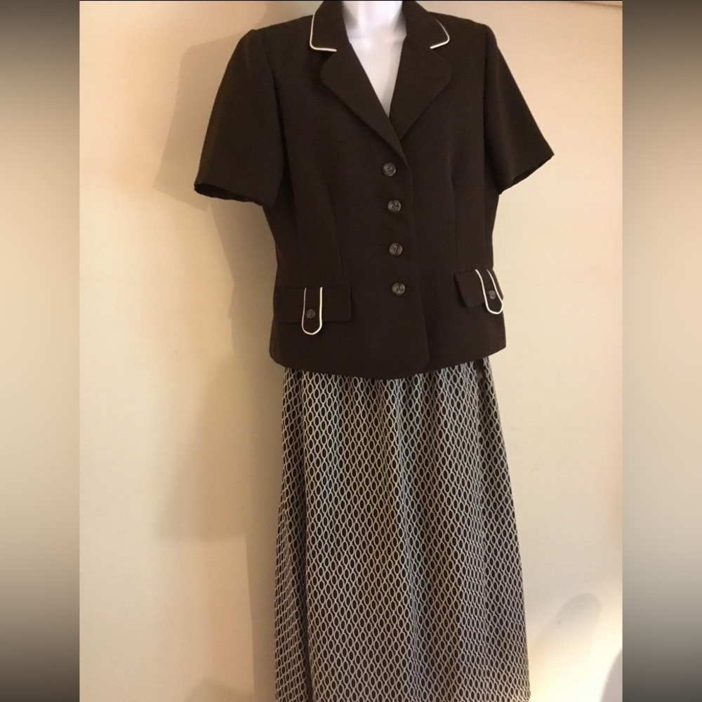 STUDIO 1.   Two piece outfit women. Jacket/Blazer & Matching Skirt